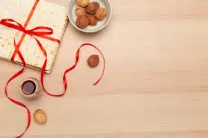 סרט של הרב שקד אליהו פנחס אופה מצות לכבוד חג הפסח וליל הסדר